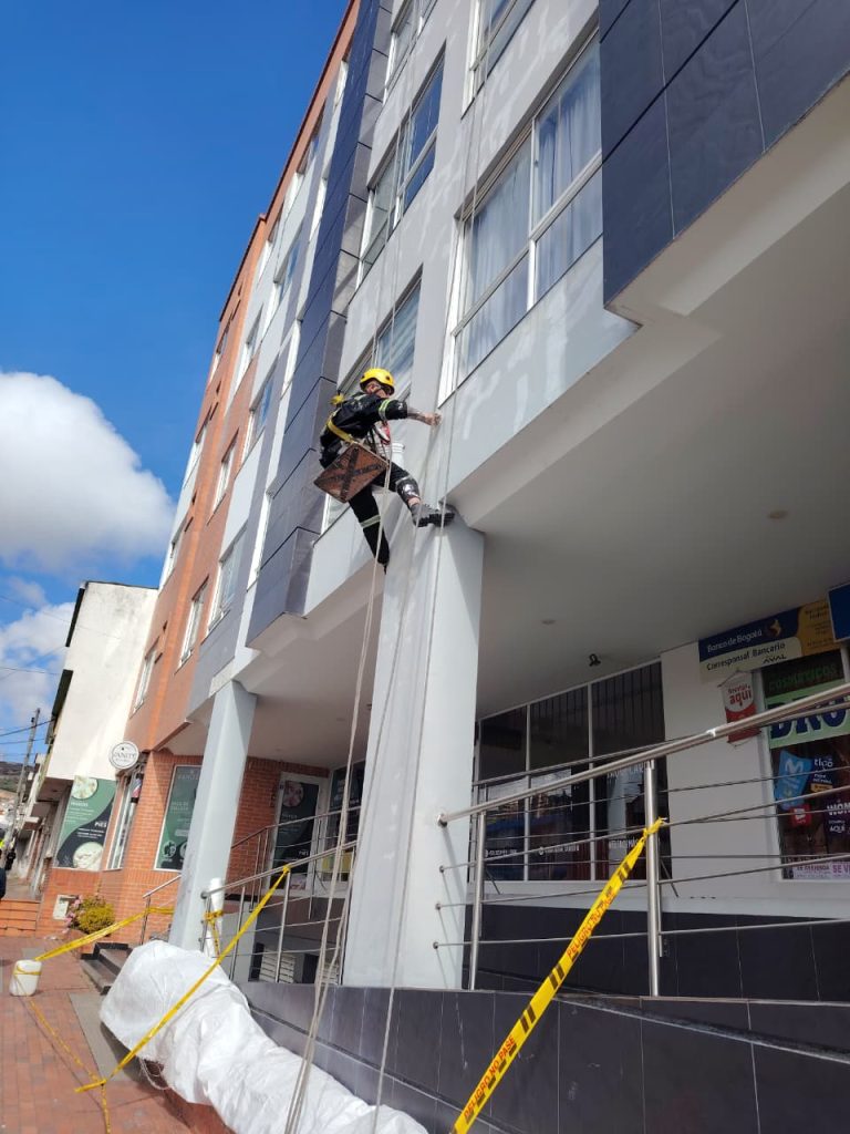 Lee más sobre el artículo Señales claras de que tu fachada necesita mantenimiento urgente (y por qué no debes ignorarlas)