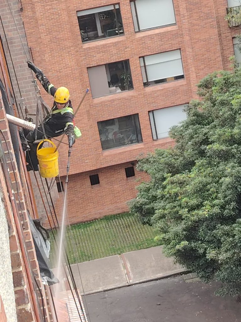 Lee más sobre el artículo La importancia del mantenimiento de fachadas en edificios.